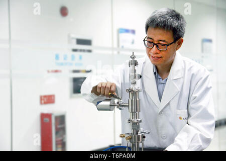 Beijing, Chine. 2 mai, 2019. Zhou Zhen débogue un instrument dans un laboratoire à Guangzhou Hexin Instrument Co., Ltd. à Guangzhou, capitale de la province du Guangdong en Chine du Sud, en avril 2017. Source : Xinhua/Alamy Live News Banque D'Images