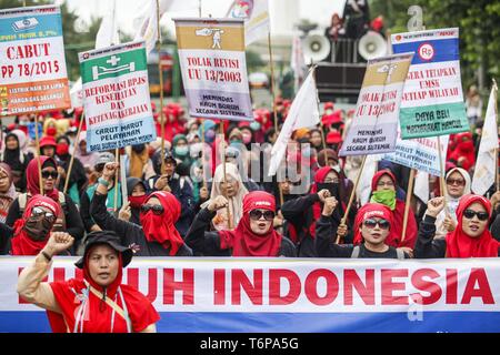 Jakarta, Jakarta, Indonésie. 1er mai 2019. Vu la tenue des pancartes et ouvriers une bannière tout en scandant des slogans pendant le rallye pour marquer la Journée internationale du Travail à Jakarta.manifestants à travers l'Indonésie ont organisé des manifestations pour exiger de meilleures conditions de travail. Credit : Agoes Rudianto SOPA/Images/ZUMA/Alamy Fil Live News Banque D'Images