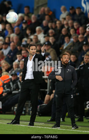 Swansea, Royaume-Uni. 01 mai, 2019. Frank Lampard, le manager de Derby County demande à ses joueurs de sa zone technique au cours de l'EFL Skybet match de championnat, Swansea City v Derby County au Liberty Stadium de Swansea, Pays de Galles du Sud le mer 1er mai 2019. Ce droit ne peut être utilisé qu'à des fins rédactionnelles. Usage éditorial uniquement, licence requise pour un usage commercial. Aucune utilisation de pari, de jeux ou d'un seul club/ligue/dvd publications. Photos par Andrew Andrew/Verger Verger la photographie de sport/Alamy live news Crédit : Andrew Orchard la photographie de sport/Alamy Live News Banque D'Images