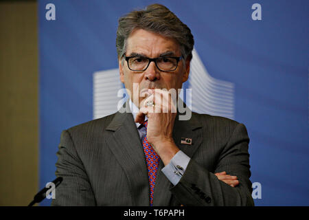 Bruxelles, Belgique. 2e mai 2019. La Secrétaire de l'Énergie, Rick Perry, et le commissaire européen chargé de l'énergie Miguel Arias Canete lors d'une conférence de presse après la première partie de la première grande UE-Etats-Unis entreprise à entreprise forum de l'énergie à la Commission européenne. Alexandros Michailidis/Alamy Live News Banque D'Images