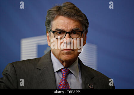 Bruxelles, Belgique. 2e mai 2019. La Secrétaire de l'Énergie, Rick Perry, et le commissaire européen chargé de l'énergie Miguel Arias Canete lors d'une conférence de presse après la première partie de la première grande UE-Etats-Unis entreprise à entreprise forum de l'énergie à la Commission européenne. Alexandros Michailidis/Alamy Live News Banque D'Images