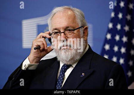 Bruxelles, Belgique. 2e mai 2019. La Secrétaire de l'Énergie, Rick Perry, et le commissaire européen chargé de l'énergie Miguel Arias Canete lors d'une conférence de presse après la première partie de la première grande UE-Etats-Unis entreprise à entreprise forum de l'énergie à la Commission européenne. Alexandros Michailidis/Alamy Live News Banque D'Images