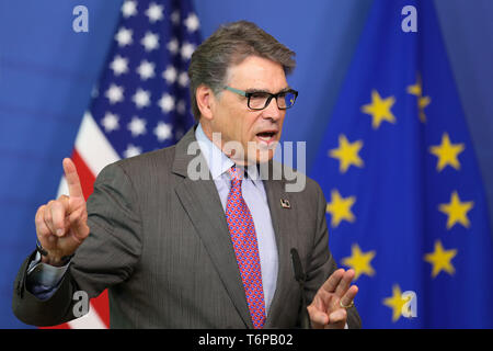 Bruxelles, Belgique. 2 mai, 2019. Rick Perry, Secrétaire américain de l'Énergie, s'adresse à la presse au cours d'une grande entreprise à entreprise forum de l'énergie à la la Commission européenne à Bruxelles, Belgique, le 2 mai 2019. Credit : Zheng Huansong/Xinhua/Alamy Live News Banque D'Images