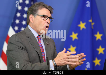 Bruxelles, Belgique. 2 mai, 2019. Rick Perry, Secrétaire américain de l'Énergie, s'adresse à la presse au cours d'une grande entreprise à entreprise forum de l'énergie à la la Commission européenne à Bruxelles, Belgique, le 2 mai 2019. Credit : Zheng Huansong/Xinhua/Alamy Live News Banque D'Images