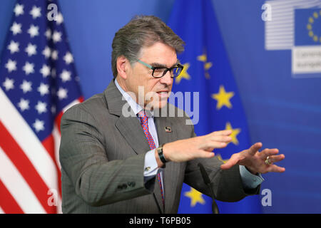 Bruxelles, Belgique. 2 mai, 2019. Rick Perry, Secrétaire américain de l'Énergie, s'adresse à la presse au cours d'une grande entreprise à entreprise forum de l'énergie à la la Commission européenne à Bruxelles, Belgique, le 2 mai 2019. Credit : Zheng Huansong/Xinhua/Alamy Live News Banque D'Images