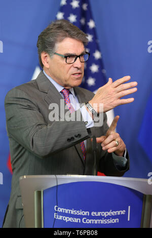 Bruxelles, Belgique. 2 mai, 2019. Rick Perry, Secrétaire américain de l'Énergie, s'adresse à la presse au cours d'une grande entreprise à entreprise forum de l'énergie à la la Commission européenne à Bruxelles, Belgique, le 2 mai 2019. Credit : Zheng Huansong/Xinhua/Alamy Live News Banque D'Images