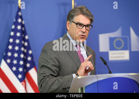 Bruxelles, Belgique. 2 mai, 2019. Rick Perry, Secrétaire américain de l'Énergie, s'adresse à la presse au cours d'une grande entreprise à entreprise forum de l'énergie à la la Commission européenne à Bruxelles, Belgique, le 2 mai 2019. Credit : Zheng Huansong/Xinhua/Alamy Live News Banque D'Images