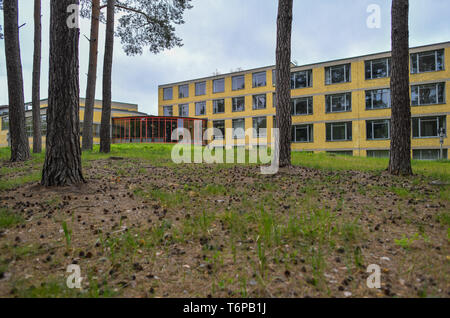 02 mai 2019, le Brandebourg, Bernau : Le site du Bauhaus avec le gouvernement fédéral de l'école Fédération des syndicats allemands. Le même jour, le site web "Grand Tour de la modernité" a été lancé. Dans l'année, un Bauhaus site web avec des informations sur les 100 ans de l'architecture moderne a été conçu. Photo : Patrick Pleul/dpa-Zentralbild/ZB Banque D'Images