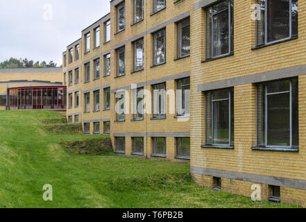 02 mai 2019, le Brandebourg, Bernau : Le site du Bauhaus avec la lumière dans le couloir de l'école fédérale de l'Fédération des syndicats allemands. Le même jour, le site web "Grand Tour de la modernité" a été lancé. Dans l'année, un Bauhaus site web avec des informations sur les 100 ans de l'architecture moderne a été conçu. Photo : Patrick Pleul/dpa-Zentralbild/ZB Banque D'Images