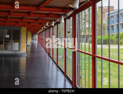 02 mai 2019, le Brandebourg, Bernau : Le site du Bauhaus avec la lumière dans le couloir de l'école fédérale de l'Fédération des syndicats allemands. Le même jour, le site web "Grand Tour de la modernité" a été lancé. Dans l'année, un Bauhaus site web avec des informations sur les 100 ans de l'architecture moderne a été conçu. Photo : Patrick Pleul/dpa-Zentralbild/ZB Banque D'Images