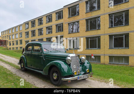 02 mai 2019, le Brandebourg, Bernau : un autocar ancien du type Mercedes 170 SV construit en 1953 au-delà de l'espace disques Bauhaus avec le gouvernement fédéral de l'école Fédération des syndicats allemands. Le même jour, le site web "Grand Tour de la modernité" a été lancé. Dans l'année, un Bauhaus site web avec des informations sur les 100 ans de l'architecture moderne a été conçu. Photo : Patrick Pleul/dpa-Zentralbild/ZB Banque D'Images