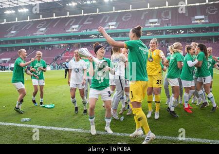 L'équipe de jubilation WOB avec la coupe, avant gauche à droite avec cuvette Ella MCLEOD (WOB), la gardienne Almuth SCHULT (WOB), Football DFB Pokal la finale des femmes 2019, VfL Wolfsburg (WOB) - SC Freiburg (FR) 1 : 0 , le 01.05.2019 dans Koeln / Allemagne. Dans le monde d'utilisation | Banque D'Images