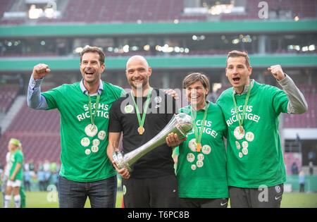 L'équipe de jubilation WOB, gauche à droite Ralf KELLERMANN (WOB, directeur sportif), l'entraîneur Stephan LERCH (WOB), co-entraîneur Ariane HINGST (WOB), entraîneur gardien Patrick PLATINS (WOB) avec le trophée. Soccer DFB Pokal 2019 Womens Final, VfL Wolfsburg (WOB) - SC Freiburg (FR) 1 : 0, le 01/05/2019 à Koeln / Allemagne. Dans le monde d'utilisation | Banque D'Images