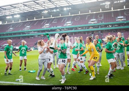 L'équipe de jubilation WOB avec la coupe, les joueurs de la danse et en partie avant du fans, Ella MCLEOD (WOB) détient le trophée. Soccer DFB Pokal 2019 Womens Final, VfL Wolfsburg (WOB) - SC Freiburg (FR) 1 : 0, le 01/05/2019 à Koeln / Allemagne. Dans le monde d'utilisation | Banque D'Images