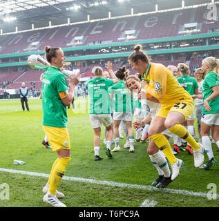 L'équipe de jubilation WOB avec la cuvette, de gauche à droite gardien Almuth SCHULT (WOB), Anna (BLAESSE BlÃ sse) (WOB), gardien de Marie EARPS (WOB). Soccer DFB Pokal 2019 Womens Final, VfL Wolfsburg (WOB) - SC Freiburg (FR) 1 : 0, le 01/05/2019 à Koeln / Allemagne. Dans le monde d'utilisation | Banque D'Images