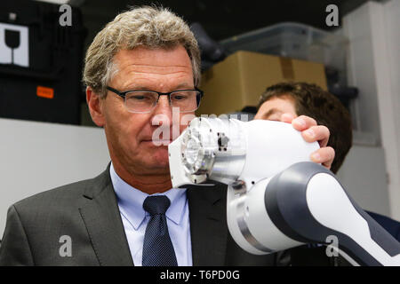 02 mai 2019, le Schleswig-Holstein, Lübeck : Bernd Buchholz (FDP), de l'économie Ministre du Schleswig-Holstein, ressemble à un robot articulé. Le jeudi, l'homme politique a présenté l'Université de Lübeck avec une décision de financement pour près de 540000 euros. L'argent est destiné à l'établissement d'un laboratoire à l'Institut de robotique et systèmes cognitifs et de la technologie médicale. Photo : Frank Molter/dpa Banque D'Images