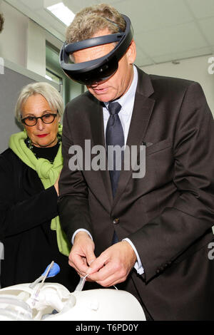 02 mai 2019, le Schleswig-Holstein, Lübeck : Bernd Buchholz (r, FDP), de l'économie Ministre du Schleswig-Holstein, a choisi la réalité augmentée (AR) Verres et est titulaire d'un outil médical dans ses mains. À côté de lui se tient le Président de l'Université de Lübeck, le Professeur Dr. Gabriele Gillessen-Kaesbach, le politicien a remis une décision de financement pour près de 540000 euros, jeudi. L'argent est destiné à l'établissement d'un laboratoire à l'Institut de robotique et systèmes cognitifs et de la technologie médicale. Photo : Frank Molter/dpa Banque D'Images