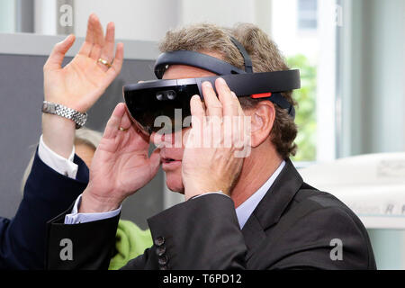 02 mai 2019, le Schleswig-Holstein, Lübeck : Bernd Buchholz (FDP), de l'économie Ministre du Schleswig-Holstein, a choisi la réalité augmentée (AR) lunettes. Le jeudi, l'homme politique a présenté l'Université de Lübeck avec une décision de financement pour près de 540000 euros. L'argent est destiné à l'établissement d'un laboratoire à l'Institut de robotique et systèmes cognitifs et de la technologie médicale. Photo : Frank Molter/dpa Banque D'Images