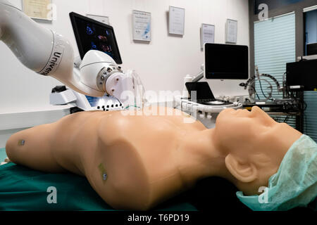 02 mai 2019, le Schleswig-Holstein, Lübeck : un robot articulé numérise la poitrine d'un patient pour un examen échographique. Le jeudi, l'Université de Lübeck a reçu une subvention de près de 540000 euros pour la création d'un laboratoire à l'Institut de robotique et systèmes cognitifs et de la technologie médicale. Photo : Frank Molter/dpa Banque D'Images