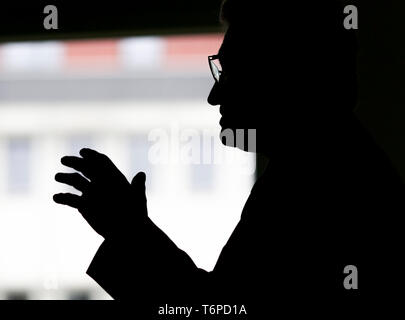 02 mai 2019, le Schleswig-Holstein, Lübeck : Bernd Buchholz (FDP), de l'économie Ministre du Schleswig-Holstein, gesticule contre la lumière. Le jeudi, l'homme politique a présenté l'Université de Lübeck avec une décision de financement pour près de 540000 euros. L'argent est destiné à l'établissement d'un laboratoire à l'Institut de robotique et systèmes cognitifs et de la technologie médicale. Photo : Frank Molter/dpa Banque D'Images