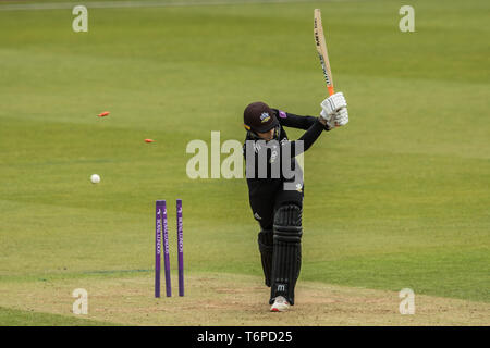 Londres, Royaume-Uni. 2 mai, 2019. Fredrick Klaassen bowls Conor McKerr comme Surrey prendre sur Kent dans le Royal London Simatai Cup match à la Kia Oval. Crédit : David Rowe/Alamy Live News Banque D'Images