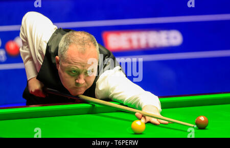 Théâtre Crucible, Sheffield, Royaume-Uni. 2 mai, 2019. Betfred World Snooker Championship, jour 13 ; John Higgins (SCO) en action au cours de sa demi-finale contre David Gilbert (FRA) : Action de Crédit Plus Sport/Alamy Live News Banque D'Images