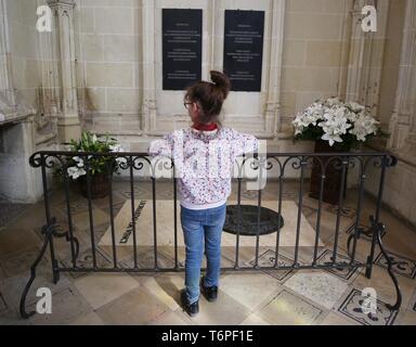 Paris, France. 1er mai 2019. Un visiteur regarde le tombeau de Léonard de Vinci dans l'église Saint-Hubert du Chateau d'Amboise à Amboise, France, le 1 mai 2019. Jeudi marque le 500e anniversaire de la mort de maître de la Renaissance Léonard de Vinci. Le célèbre peintre, sculpteur, écrivain, inventeur, scientifique et mathématicien français a passé ses trois dernières années à Amboise en tant que client Roi de France François Ier : Crédit Gao Jing/Xinhua/Alamy Live News Banque D'Images