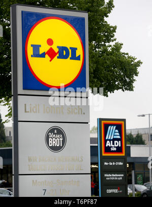 02 mai 2019, en Rhénanie du Nord-Westphalie, Mülheim : un panneau publicitaire d'une succursale Lidl se dresse face à un panneau publicitaire d'Aldi Süd. Photo : Roland Weihrauch/dpa Banque D'Images