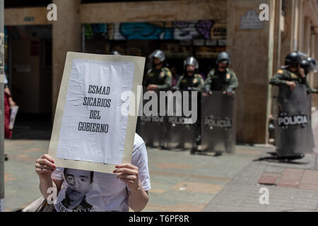 Le 1 mai 2019 - BogotÃ, Cundinamarca, Colombia - un manifestant vu holding a placard, lors de la journée.Le 1 mai, des milliers de personnes sont descendues dans les rues de BogotÃ¡ pour protester contre la situation de travail dans le pays et contre la réglementation gouvernementale de Enrique PeÃ±aloza, Major de BogotÃ¡ et le président de la Colombie IvÃ¡n Duque. Pour la première fois en plusieurs années, il n'était pas nécessaire de faire usage de l'escouade anti-émeute anti-Mobile (ESMAD) pour lutter contre le vandalisme et les agressions au cours de la fête du Travail. Crédit : Eric CortéS SOPA/Images/ZUMA/Alamy Fil Live News Banque D'Images