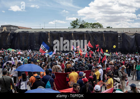 Le 1 mai 2019 - BogotÃ, Cundinamarca, Colombia - personnes recueillies tout en tenant des drapeaux et des parasols en mai, au cours de la journée.Le 1 mai, des milliers de personnes sont descendues dans les rues de BogotÃ¡ pour protester contre la situation de travail dans le pays et contre la réglementation gouvernementale de Enrique PeÃ±aloza, Major de BogotÃ¡ et le président de la Colombie IvÃ¡n Duque. Pour la première fois en plusieurs années, il n'était pas nécessaire de faire usage de l'escouade anti-émeute anti-Mobile (ESMAD) pour lutter contre le vandalisme et les agressions au cours de la fête du Travail. Crédit : Eric CortéS SOPA/Images/ZUMA/Alamy Fil Live News Banque D'Images