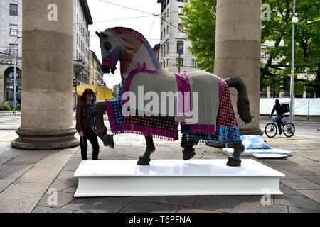 L'Initiative du projet Leonardo Horse cheval décoré placé sur la Piazza XXIV 24 mai (Duilio Piaggesi/Fotogramma, Milan - 2019-05-02) p.s. la foto e' utilizzabile nel rispetto del contesto dans cui e' stata scattata, e senza intento del diffamatorio decoro delle persone rappresentate Banque D'Images