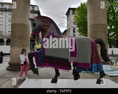 L'Initiative du projet Leonardo Horse cheval décoré placé sur la Piazza XXIV 24 mai (Duilio Piaggesi/Fotogramma, Milan - 2019-05-02) p.s. la foto e' utilizzabile nel rispetto del contesto dans cui e' stata scattata, e senza intento del diffamatorio decoro delle persone rappresentate Banque D'Images