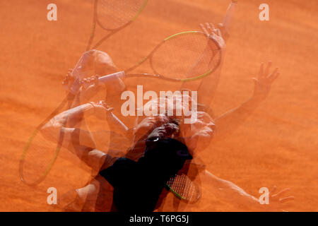 Estoril, Portugal. 2 mai, 2019. David Goffin de Belgique sert une boule pour Joao Sousa du Portugal pendant le Millénium, l'Estoril Open - Day 4 - tournoi de tennis ATP 250 de Tenis du Clube do Estoril à Estoril, Portugal le 2 mai 2019. Crédit : Pedro Fiuza/ZUMA/Alamy Fil Live News Banque D'Images