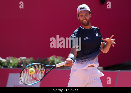 Estoril, Portugal. 2 mai, 2019. Joao de Sousa Portugal renvoie une boule pour David Goffin de Belgique pendant le Millénium, l'Estoril Open - Day 4 - tournoi de tennis ATP 250 de Tenis du Clube do Estoril à Estoril, Portugal le 2 mai 2019. Crédit : Pedro Fiuza/ZUMA/Alamy Fil Live News Banque D'Images