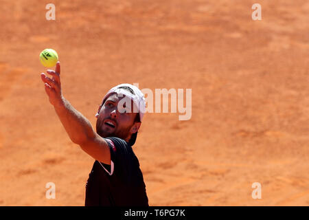 Estoril, Portugal. 2 mai, 2019. Joao de Sousa Portugal sert une boule pour David Goffin de Belgique pendant le Millénium, l'Estoril Open - Day 4 - tournoi de tennis ATP 250 de Tenis du Clube do Estoril à Estoril, Portugal le 2 mai 2019. Crédit : Pedro Fiuza/ZUMA/Alamy Fil Live News Banque D'Images