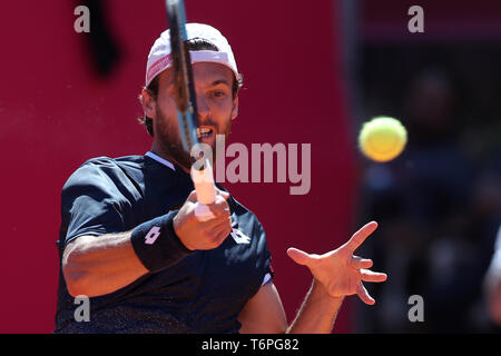 Estoril, Portugal. 2 mai, 2019. Joao de Sousa Portugal renvoie une boule pour David Goffin de Belgique pendant le Millénium, l'Estoril Open - Day 4 - tournoi de tennis ATP 250 de Tenis du Clube do Estoril à Estoril, Portugal le 2 mai 2019. Crédit : Pedro Fiuza/ZUMA/Alamy Fil Live News Banque D'Images