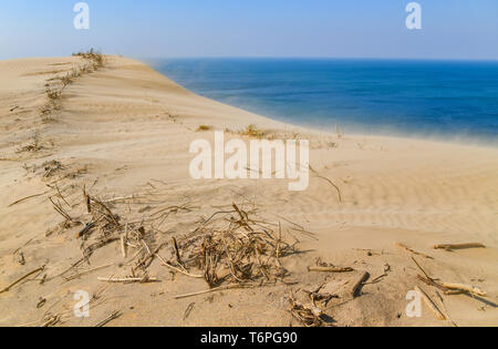 23 avril 2019, le Danemark, l'Lönstrup : Le vent souffle sur le sable des dunes Rubjerg Knude dans la municipalité de Rubjerg municipalité (Zagreb), près de la célèbre station balnéaire de Lönstrup sur la côte ouest du pays. Un énorme, déjà jusqu'à 100 mètres de haut déménagement dune a construit autour du phare Rubjerg Knude Knude (arrondi à l'altitude) dans le nord du Jutland et dépassements progressivement. Photo : Patrick Pleul/dpa-Zentralbild/ZB Banque D'Images