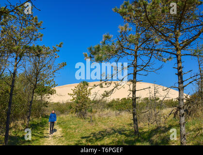 23 avril 2019, le Danemark, l'Lönstrup : Les randonnées dune Rubjerg Knude dans la municipalité Rubjerg municipalité (Zagreb) près de la célèbre station de vacances Lönstrup sur la côte ouest du pays. Un énorme, déjà jusqu'à 100 mètres de haut déménagement dune a construit autour du phare Rubjerg Knude Knude (arrondi à l'altitude) dans le nord du Jutland et dépassements progressivement. Photo : Patrick Pleul/dpa-Zentralbild/ZB Banque D'Images