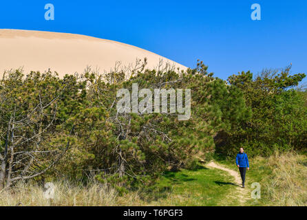 23 avril 2019, le Danemark, l'Lönstrup : Les randonnées dune Rubjerg Knude dans la municipalité Rubjerg municipalité (Zagreb) près de la célèbre station de vacances Lönstrup sur la côte ouest du pays. Un énorme, déjà jusqu'à 100 mètres de haut déménagement dune a construit autour du phare Rubjerg Knude Knude (arrondi à l'altitude) dans le nord du Jutland et dépassements progressivement. Photo : Patrick Pleul/dpa-Zentralbild/ZB Banque D'Images