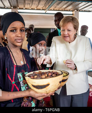 Niamey, Niger. 09Th Mai, 2019. La chancelière Angela Merkel (CDU, r) est remise la noix de cola et les dates à l'aéroport. Le Niger est le dernier arrêt sur le Chancellor's voyage de trois jours à l'Afrique de l'Ouest. Crédit : Michael Kappeler/dpa/Alamy Live News Banque D'Images