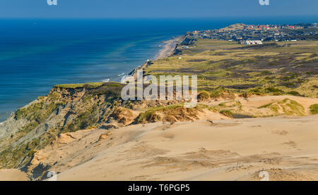 23 avril 2019, le Danemark, l'Lönstrup : vue panoramique depuis le phare de Rubjerg Knude à la mer du Nord côte escarpée dans la municipalité Rubjerg municipalité (Zagreb) près de la célèbre station de vacances Lönstrup à la côte ouest du pays. Un énorme, déjà jusqu'à 100 mètres de haut déménagement dune a construit autour du phare Rubjerg Knude Knude (arrondi à l'altitude) dans le nord du Jutland et dépassements progressivement. Photo : Patrick Pleul/dpa-Zentralbild/ZB Banque D'Images