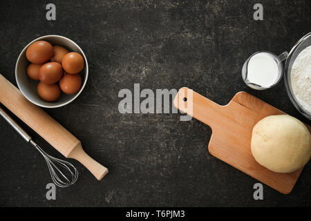 Télévision jeter la composition avec pâte crue et les ingrédients sur une table de cuisine. Atelier de cuisson Banque D'Images