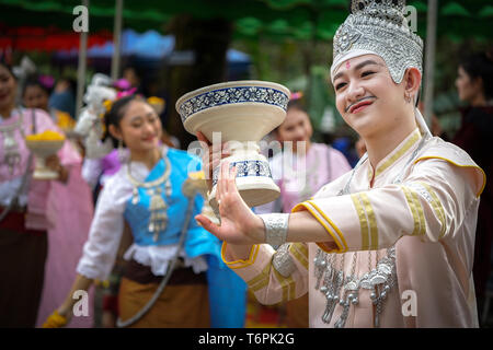 La province de Chiang Rai, Thaïlande - 14 janvier, 2018 : Les hommes attrayants thaï traditionnel, la danse de Danse Thai style pour les activités locales. Banque D'Images