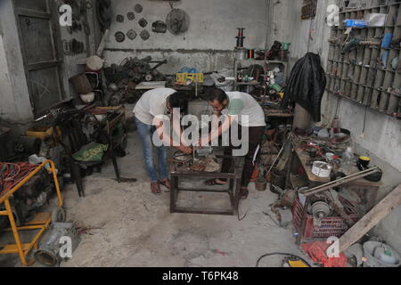 La ville de Gaza, en Palestine. 01 mai, 2019. Un travailleur palestinien travaillant dans un atelier de mécanique a été vu le 1 mai sur le monde des travailleurs à Khan Younis, au sud de Gaza : Crédit Yousef Masoud/Pacific Press/Alamy Live News Banque D'Images