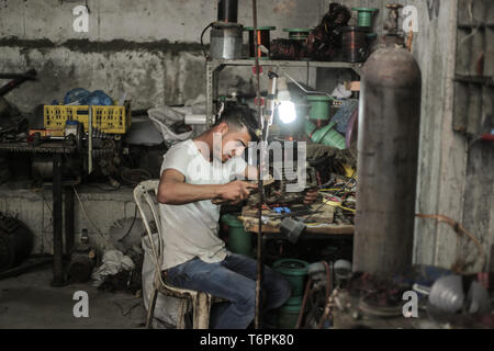 La ville de Gaza, en Palestine. 01 mai, 2019. Un travailleur palestinien travaillant dans un atelier de mécanique a été vu le 1 mai sur le monde des travailleurs à Khan Younis, au sud de Gaza : Crédit Yousef Masoud/Pacific Press/Alamy Live News Banque D'Images