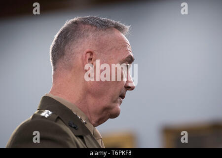 Le chef d'état-major interarmées, le général du Corps des Marines Joseph F. Dunford, Jr est considéré avant le début d'une audience à la Chambre le budget de la défense de crédits sous-comité, Washington, D.C., Mai 1, 2019. (DoD photo par Lisa Ferdinando) Banque D'Images