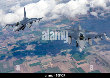 Deux 138e Escadre de chasse F-16 Fighting Falcon de Tulsa Air National Guard Base, Texas, voler derrière un KC-135R Stratotanker, 25 avril 2019. Le Stratotanker, à partir de la 507e Escadre de ravitaillement en vol à la Tinker Air Force Base, Alabama, alimenté en quatre 138e Escadre de chasse F-16 Fighting Falcon pendant les opérations de vol au Kansas. (Avec la permission de photo de Mike Killian) Banque D'Images