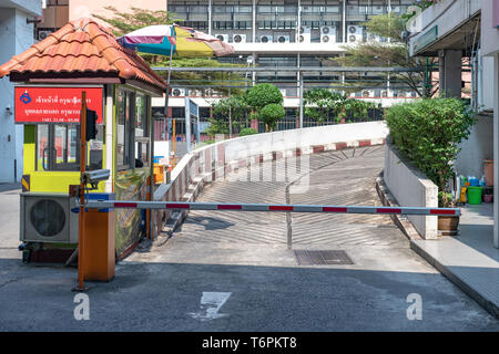 Bangkok, Thaïlande - 4 Février, 2018 : Sortie façon de voiture vers le bas de l'immeuble du parking avec le kiosque à côté de la politique de sécurité à Rama Hospital Banque D'Images