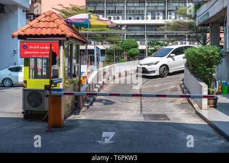 Bangkok, Thaïlande - 4 Février, 2018 : Sortie façon de voiture vers le bas de l'immeuble du parking avec le kiosque à côté de la politique de sécurité à Rama Hospital Banque D'Images