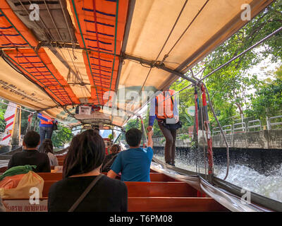 Bangkok, Thaïlande - 20 Février, 2018 : les passagers transportaient dans le canal en bateau rapide et verser de l'argent pour l'achat de billets à l'intérieur. Banque D'Images